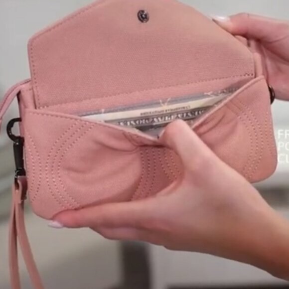 New (without tags) Lug Blitz Matte Luxe VL RFID Wristlet Wallet in Blush - Picture 8 of 9